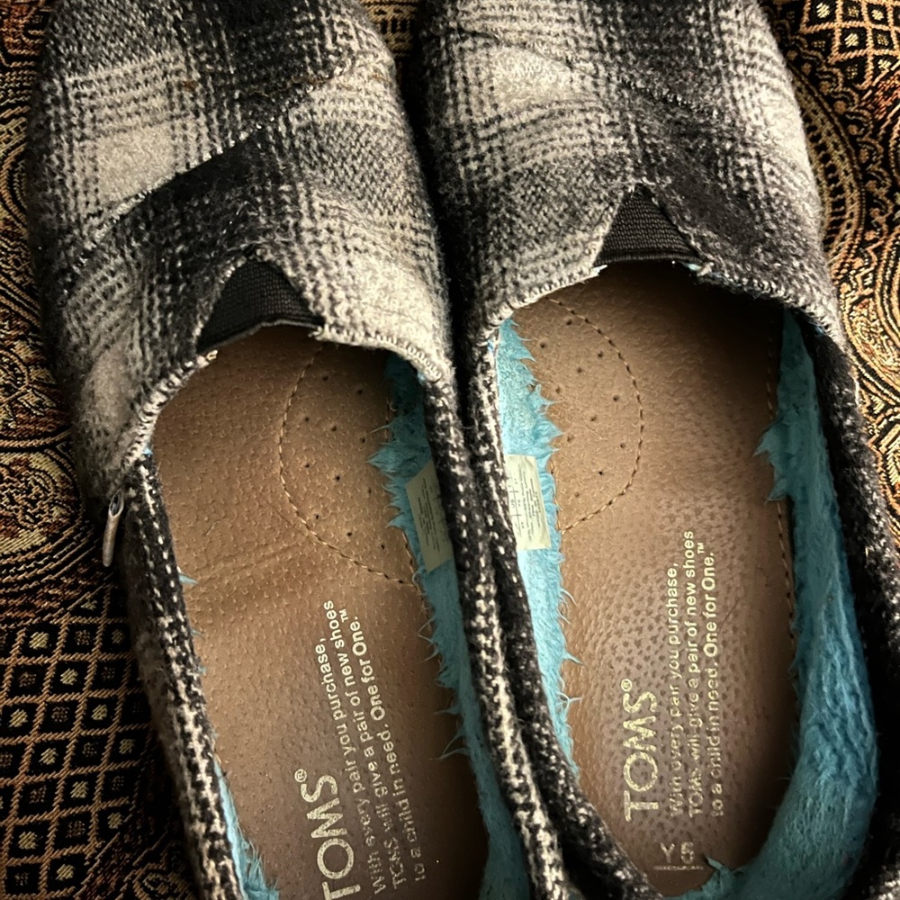 Toms youth 5/womens 7.